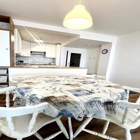 Apartment Centrally Located By The Sea