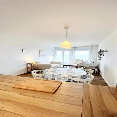 Apartment Centrally Located By The Sea